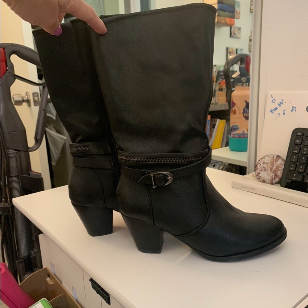 Black boots size 8